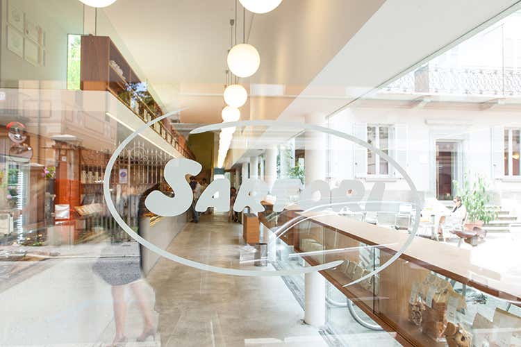 La vetrina della nuova location (Pasticceria Sartori La 2&ordf; generazione porta il salato)