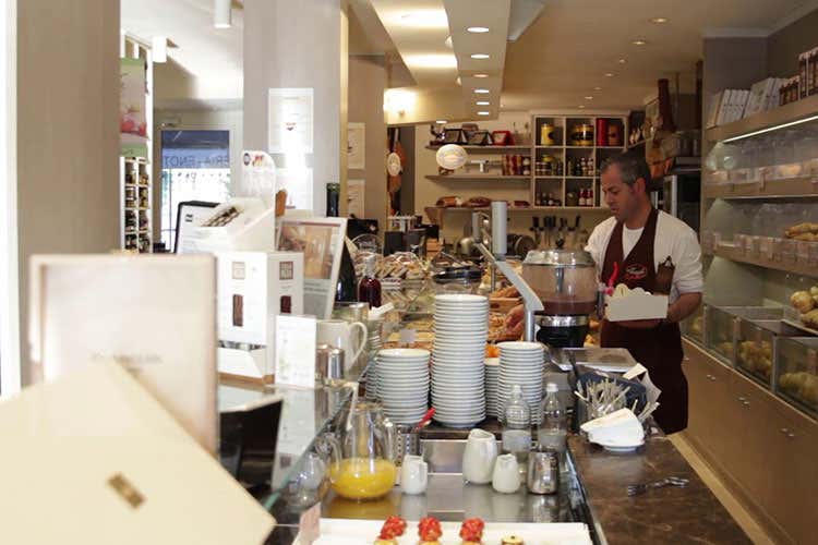 All'interno del pastificio - Panificio Zucchi, a Brescia dal 1955 Per diventare panettieri, si studia All'interno del pastificio - Panificio Zucchi, a Brescia dal 1955 Per diventare panettieri, si studia