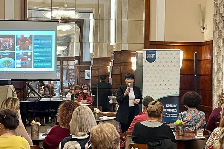 Un momento dell'evento Paszkowski si presenta tenutosi nel locale in centro a Firenze Non solo monumenti, gli esercizi storici di Firenze entrano nei tour delle guide turistiche