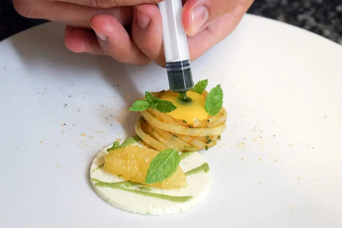 Patata e bottarga di salmerino, tuorlo cotto brevemente, iniettato con clorofilla di menta&nbsp; Patata e bottarga di salmerino, tuorlo cotto brevemente, iniettato con clorofilla di menta