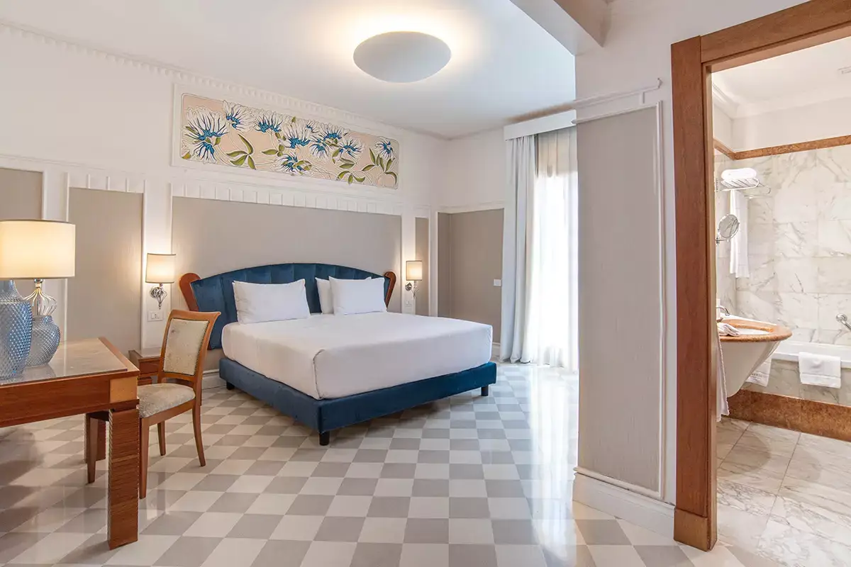 Una delle eleganti camere Viaggio nel tempo e nella bellezza al Patria Palace di Lecce