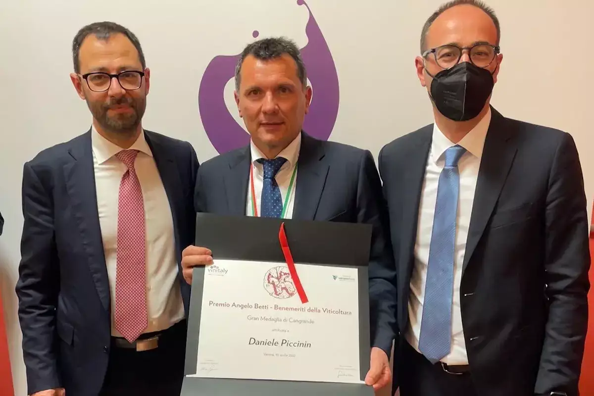 Stefano Patuanelli, Daniele Piccinin e Federico Caner&nbsp; Daniele Piccinin dell&rsquo;azienda Le Carline Benemerito della Viticoltura