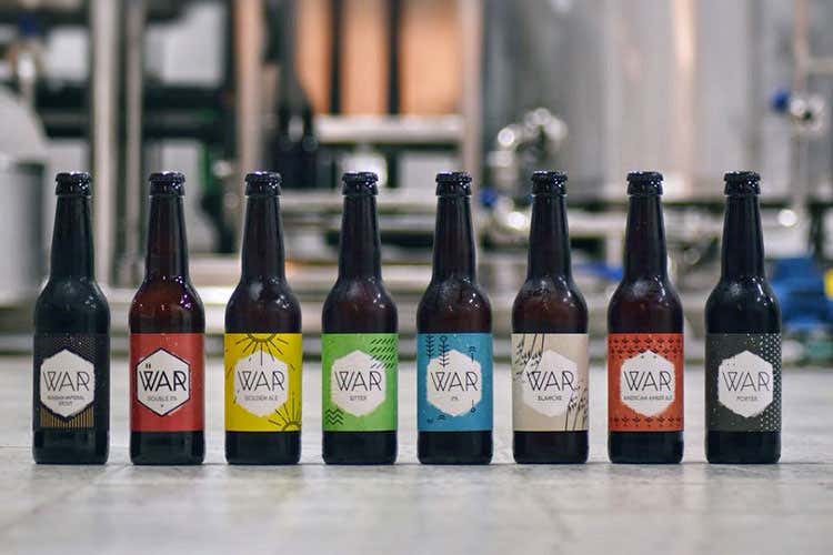 (Pav&egrave; Milano Pasticceria la mattina, birreria post-lavoro)