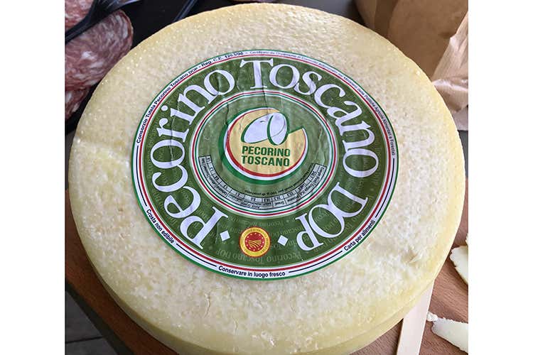 Il sapore del Pecorino Toscano Dop &egrave; conferito dal latte di pecora (Pecorino Toscano Dop Il gusto delicato della tradizione)