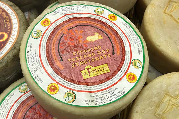 Il Pecorino stagionato &egrave; a pasta semidura con una crosta sottile di colore giallo, uniforme, liscia, compatta (Pecorino Toscano Dop Il gusto delicato della tradizione)