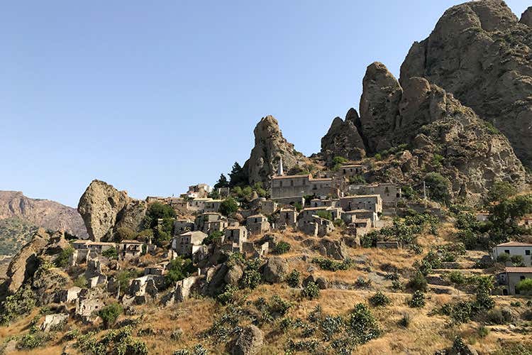 (Pentedattilo Film Festival Oltre 100 cortometraggi in concorso)