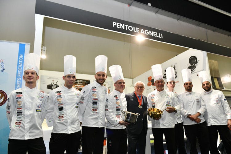 (Pentole Agnelli omaggia la Nic Due pentole Luxury per i recenti successi)