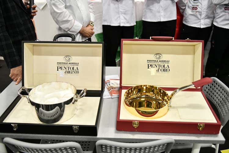 (Pentole Agnelli omaggia la Nic Due pentole Luxury per i recenti successi) (Pentole Agnelli omaggia la Nic Due pentole Luxury per i recenti successi)