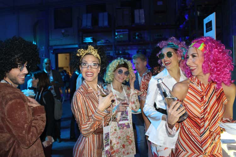 Tanti ospiti si sono presentati "travestiti" (Pentole Agnelli, party anni '70 In fabbrica gusto e musica dance) Tanti ospiti si sono presentati "travestiti" (Pentole Agnelli, party anni '70 In fabbrica gusto e musica dance)