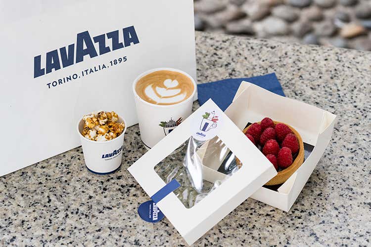 All&rsquo;interno dello store e nell&rsquo;ampliato dehors si potr&agrave; consumare in tranquillit&agrave; l&rsquo;ampia offerta di caffetteria e gastronomia - Per gli amanti del caff&egrave; riapre a Milano lo store Lavazza