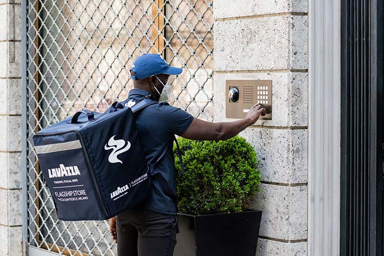 Con il servizio delivery &ldquo;Il caff&egrave; &egrave; in arrivo!&rdquo; si effettuano consegne a domicilio nelle vicinanze dello spazio - Per gli amanti del caff&egrave; riapre a Milano lo store Lavazza