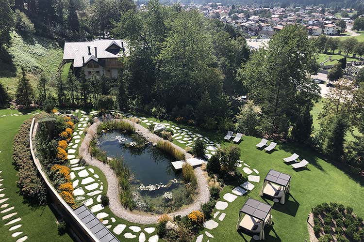 L'hotel si trova in posizione panoramica a pochi passi dagli impianti di risalita - Percorso energetico in alta quota al Lefay Resort & Spa Dolomiti