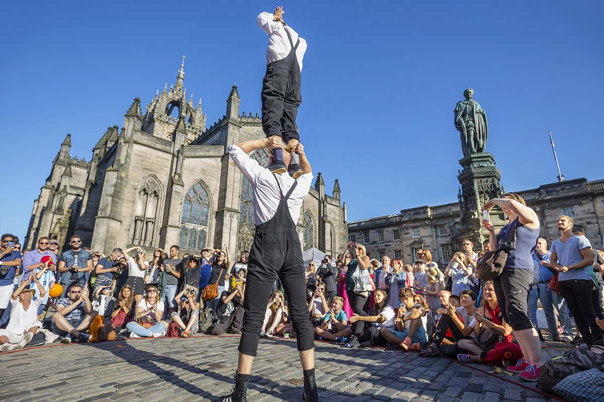 Un’esibizione acrobatica all'aperto durante l'Edinburgh Festival Fringe, che trasforma le piazze storiche della città in un palcoscenico diffuso e inclusivo