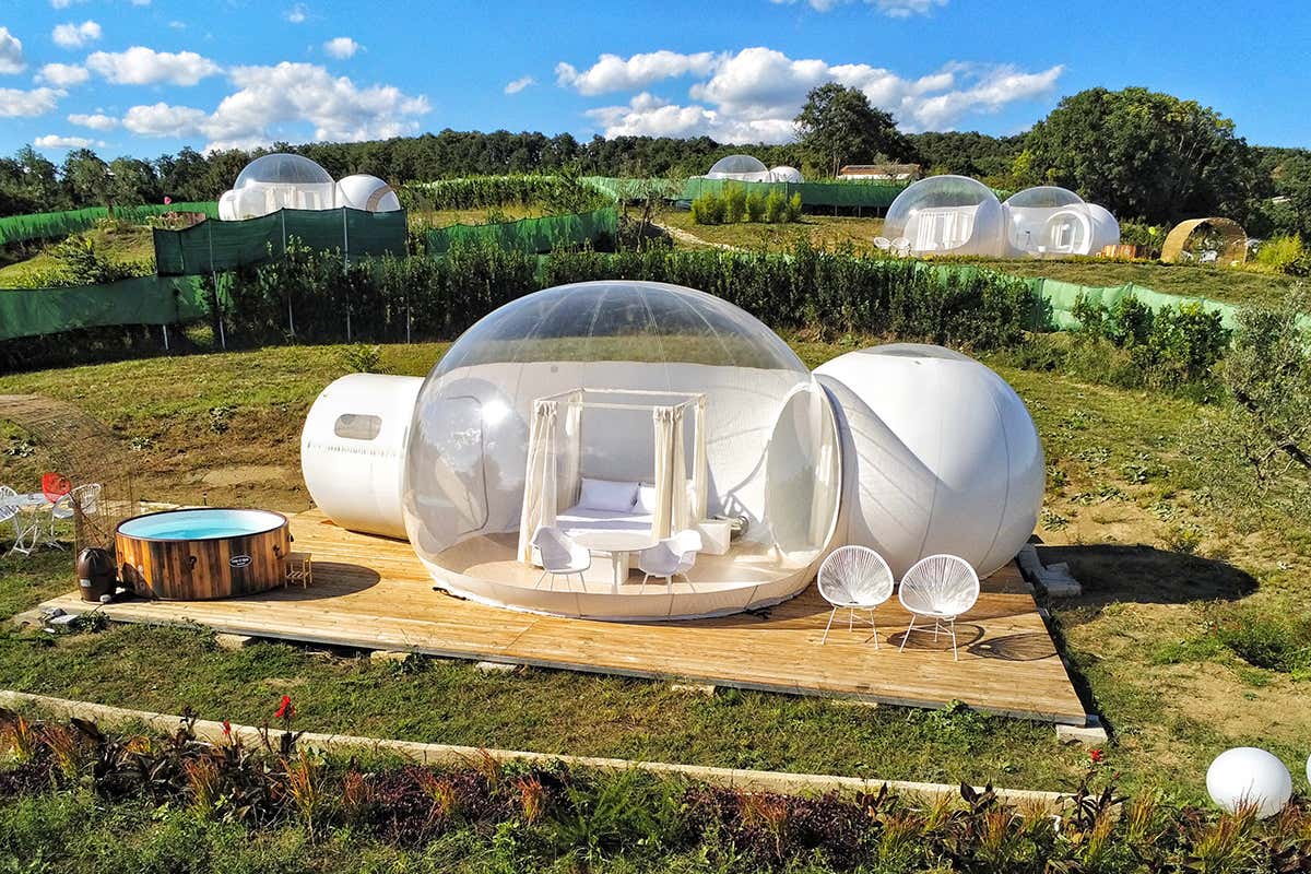 Ogni Bubble dispone di un'area esterna privata di 1000 metri quadri Le Perseidi, l’accoglienza è in bolle trasparenti Ogni Bubble dispone di un'area esterna privata di 1000 metri quadri Le Perseidi, l’accoglienza è in bolle trasparenti