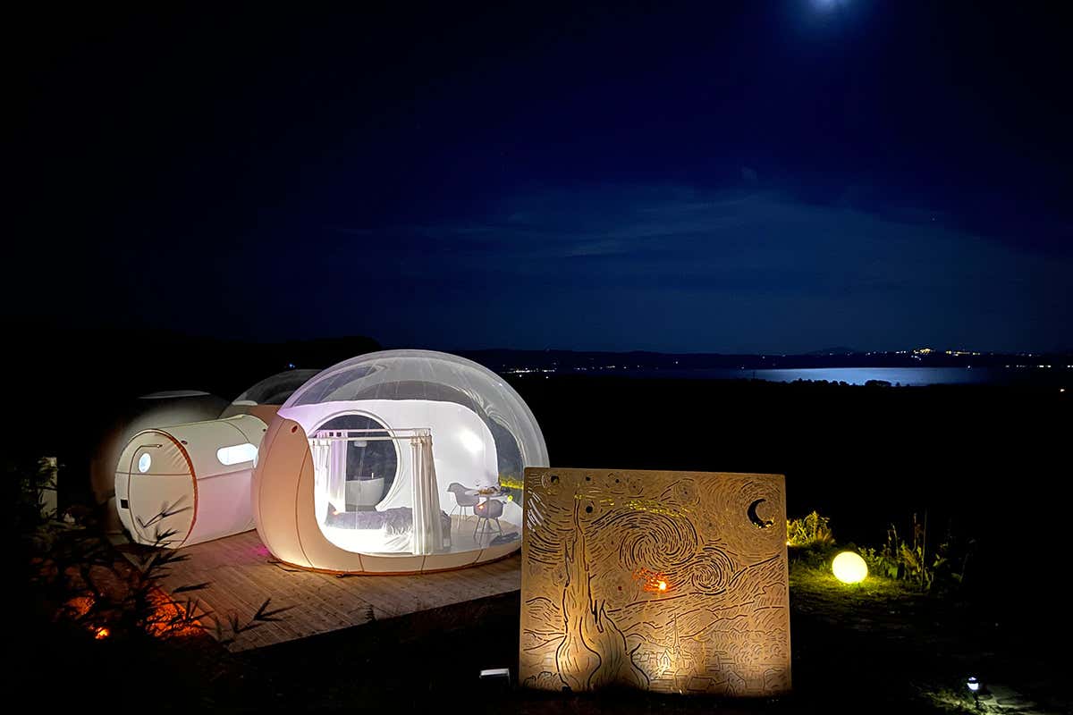 La volta celeste è il vero tetto degli alloggi Le Perseidi, l’accoglienza è in bolle trasparenti La volta celeste è il vero tetto degli alloggi Le Perseidi, l’accoglienza è in bolle trasparenti