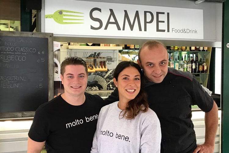 Luca Pesici, Valentina Pesici e Francesco Valli - Pesaro, al Sampei sei mesi in infradito I piatti di pesce si abbinano ai cocktail