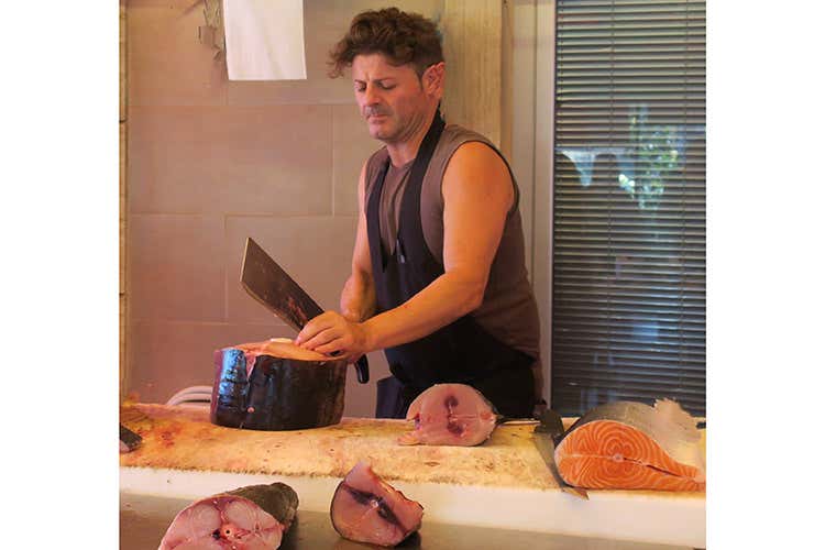 Santi Caravello (Pescato, cucinato e ben servito il pesce di Caravello a Milazzo)