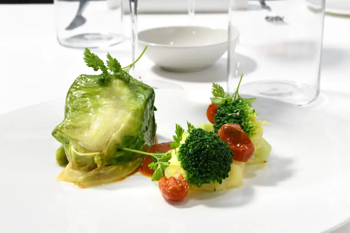 Pescato del giorno in cartoccio di scarola con patate morbide, broccoletti e salsa alla pizzaiola. Foto Paolo Terzi Tra gusto e arte: ecco la Vòce di Aimo e Nadia