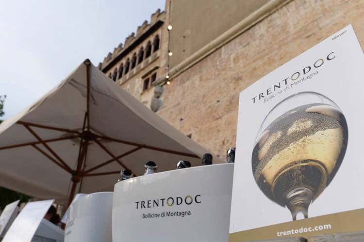 Pesce di lago, Trentodoc e musica serata enogastronomica sul Garda Pesce di lago, Trentodoc e musica serata enogastronomica sul Garda