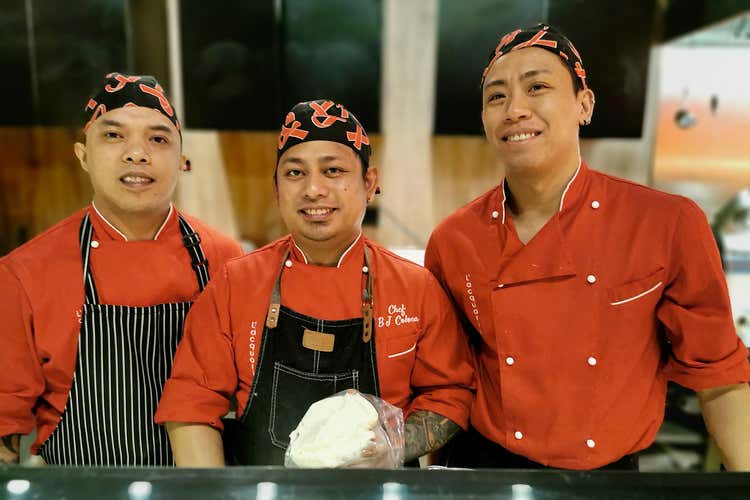 BJ Colona e la brigata di cucina (Pesce fresco ma anche steakhouse all'Acquario Sushi Night)