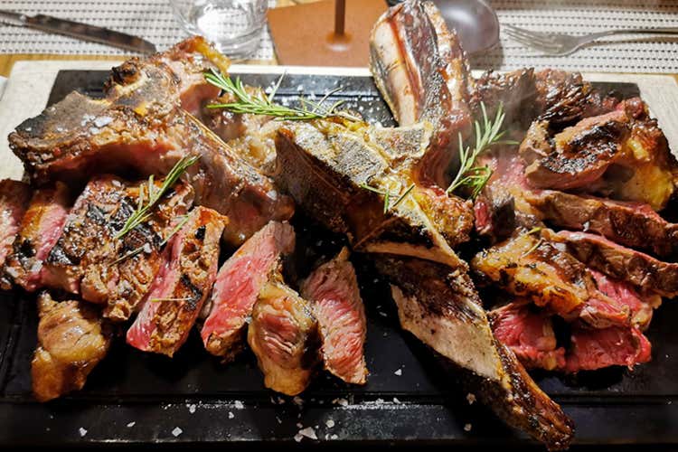 Costate, t-bone, porterhouse, filetti sono tra i punti forti dell'offerta del locale (Pesce fresco ma anche steakhouse all'Acquario Sushi Night)