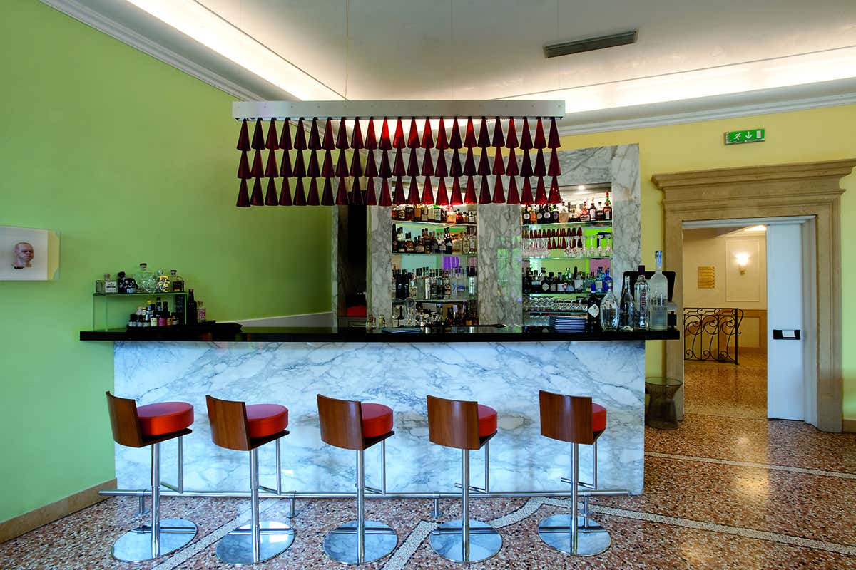 Peter's Bar. Foto: Gianni Basso Vegamg Hotel o galleria d&rsquo;arte contemporanea? No, Byblos Art Hotel Villa Amist&agrave;