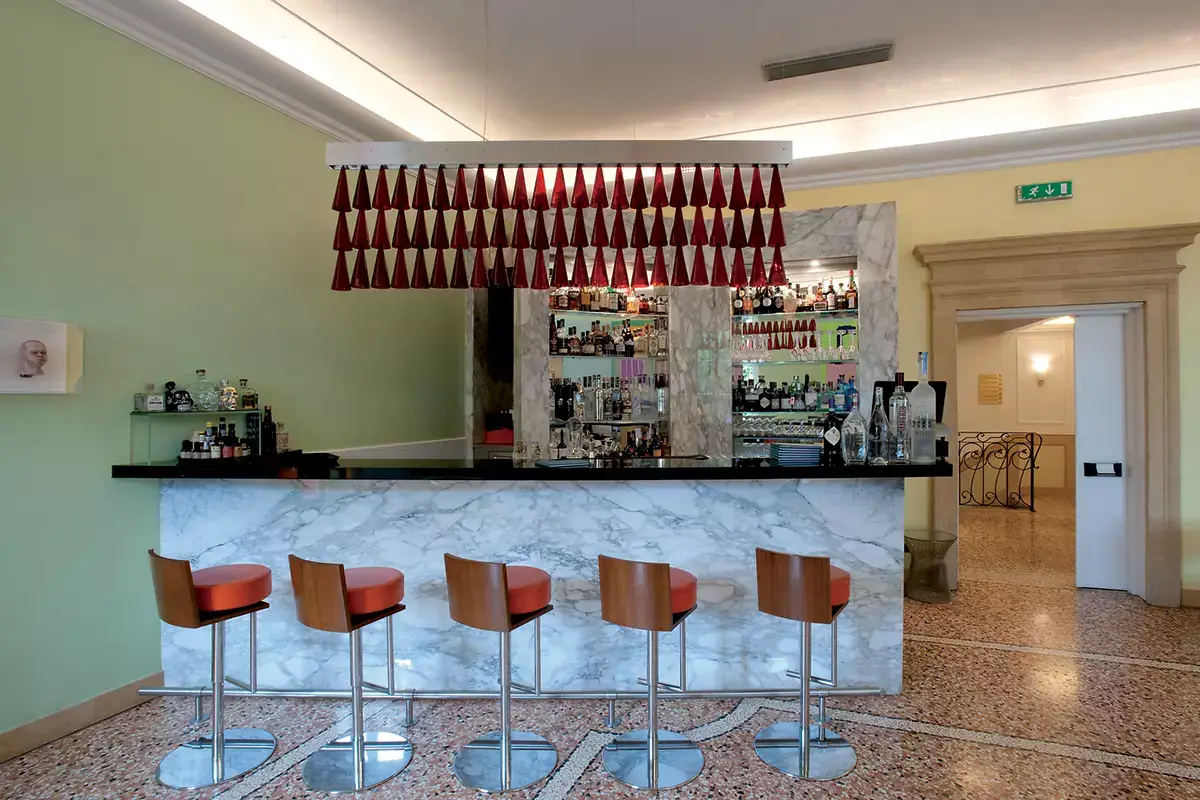 Peter's Bar. Foto: Gianni Basso Vegamg Hotel o galleria d&rsquo;arte contemporanea? No, Byblos Art Hotel Villa Amist&agrave;