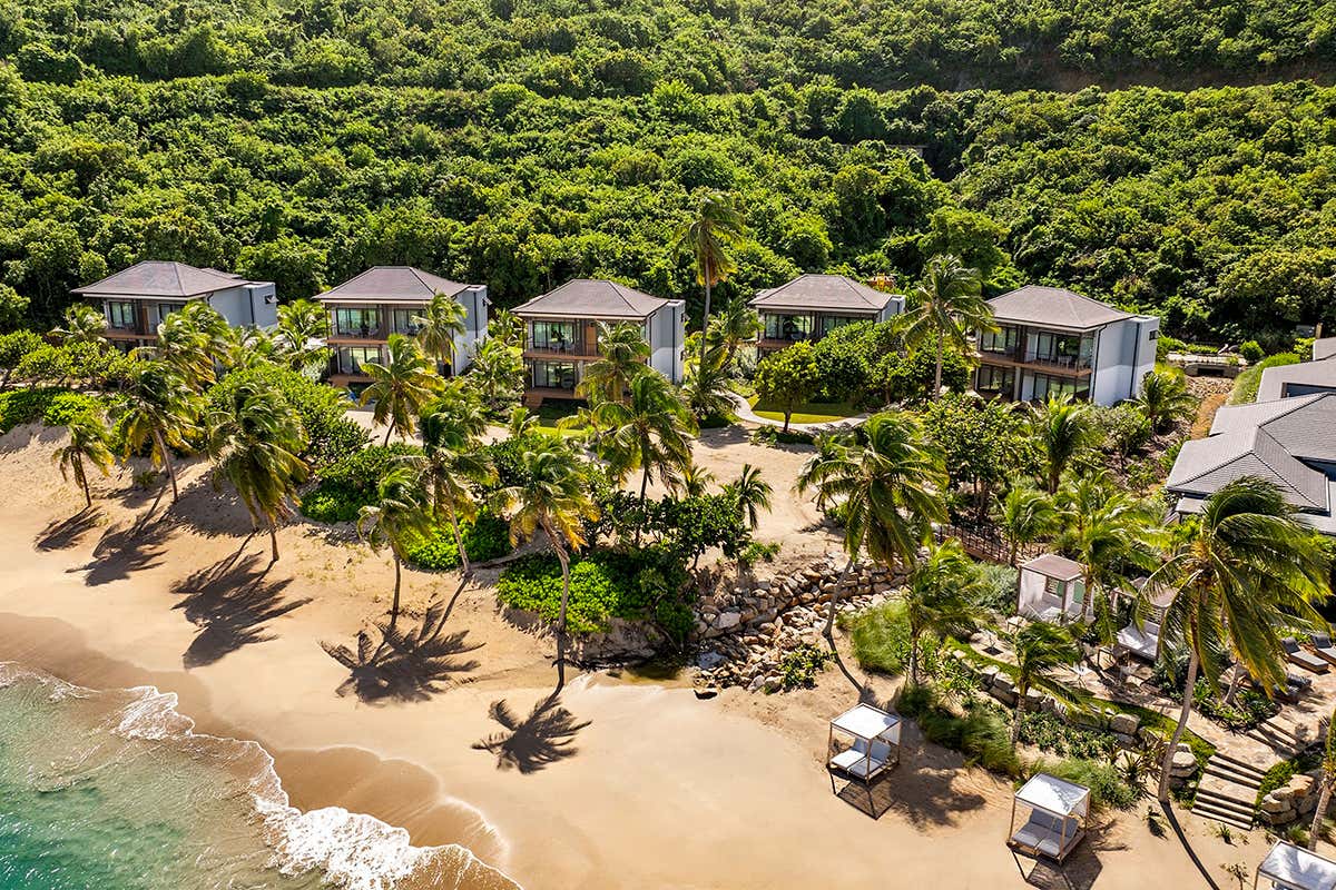 Sull’isola privata di Peter Island, il resort si apre tra spiagge incontaminate, ville fronte mare e vegetazione rigogliosa