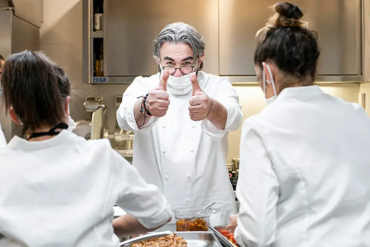 Philippe L&eacute;veill&eacute; del Miranti L'Altro costretti a ridurre i coperti per fronteggiare il personale in malattia per il Covid&nbsp;Troppi cuochi e camerieri in quarantena. C'&egrave; chi taglia i coperti per garantire il servizio