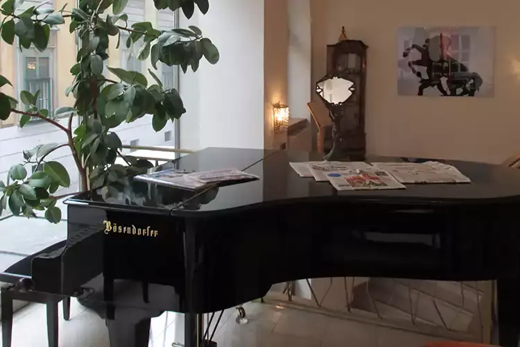Un pianoforte a coda al terzo piano, quello dedicato alla musica Il fascino dell&rsquo;Hotel Beethoven Wien, tra antico e moderno