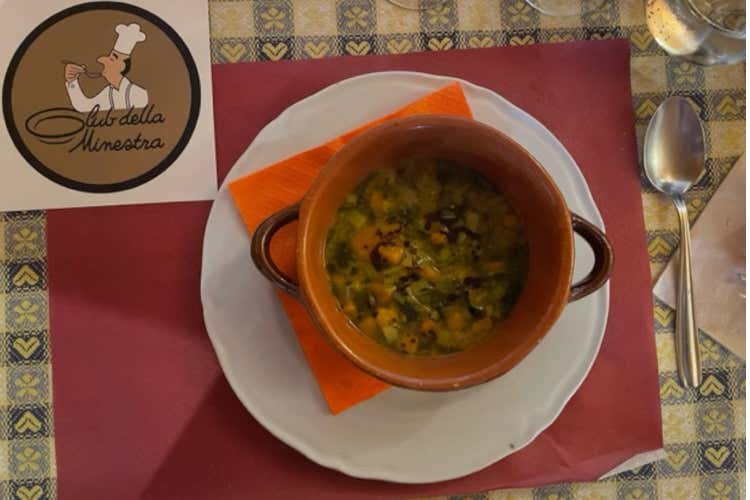 Alcuni dei piatti della cena di Natale del Club della Minestra Evviva la minestra e i suoi adepti