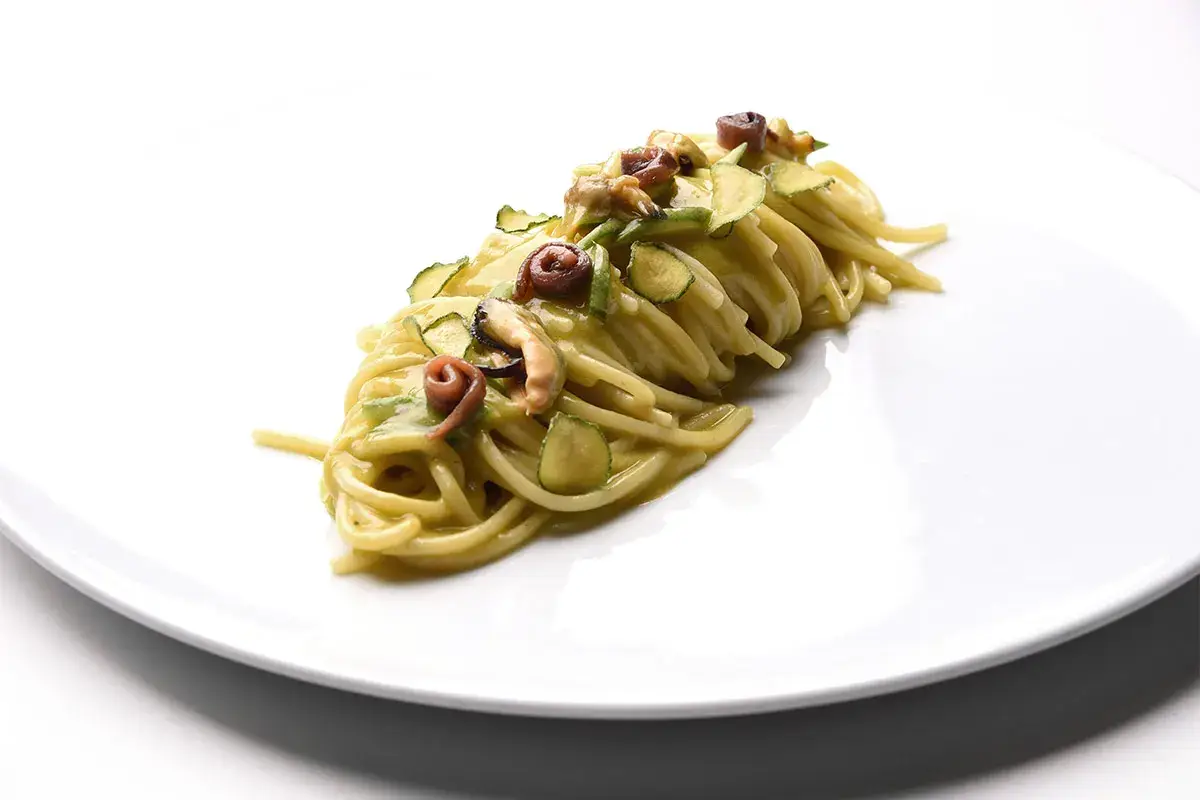 Spaghetti &ldquo;Pastificio dei Campi&rdquo;, pesto di fiori di zucca, alici del Cantabrico e molluschi Spaghetti pesto di fiori di zucca, alici del Cantabrico e molluschi