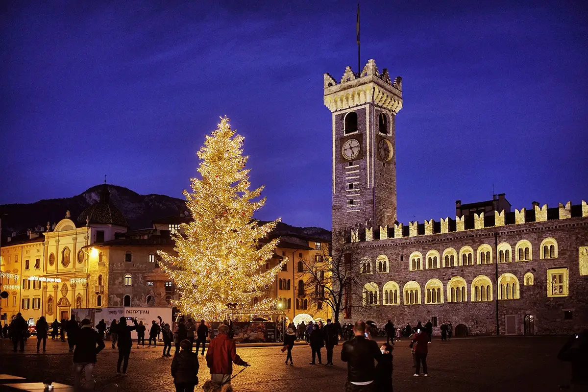 Piazza Duomo - Mercatino Natale Foto:&nbsp; R. Magrone Natale a Trento tra artigianato alpino e specialit&agrave; tipiche