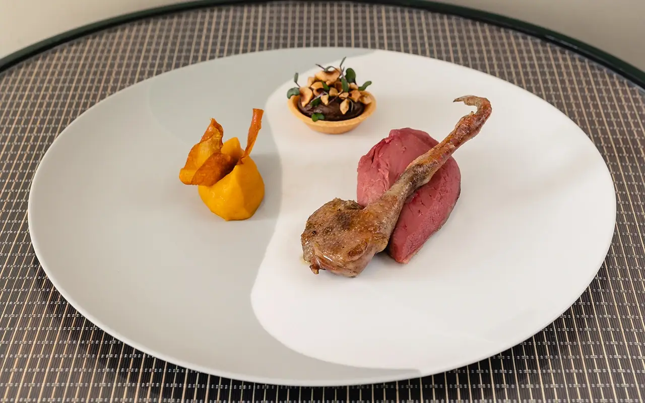 Piccione ai carboni, zucca, tamarindo. Foto: Simona Bruno Armani Hotel Milano compie 10 anni e festeggia con i piatti cult del decennio