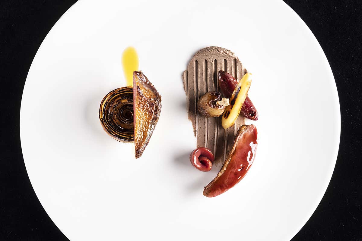 Piccione al mirto masala e radici d'alta Versilia. Foto: Lido Vannucchi Splende il Lux Lucis al Forte, tra cucina creativa e on the beach