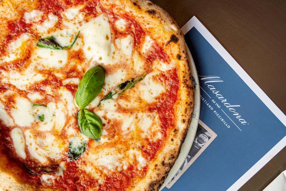 Masardona Roma propone una ventina di pizze fritte e circa 15 al forno La pizza fritta di Cristiano Piccirillo s’impone anche a Roma