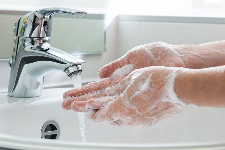 Piccoli gesti per evitare le infezioni Prima regola, lavarsi bene le mani