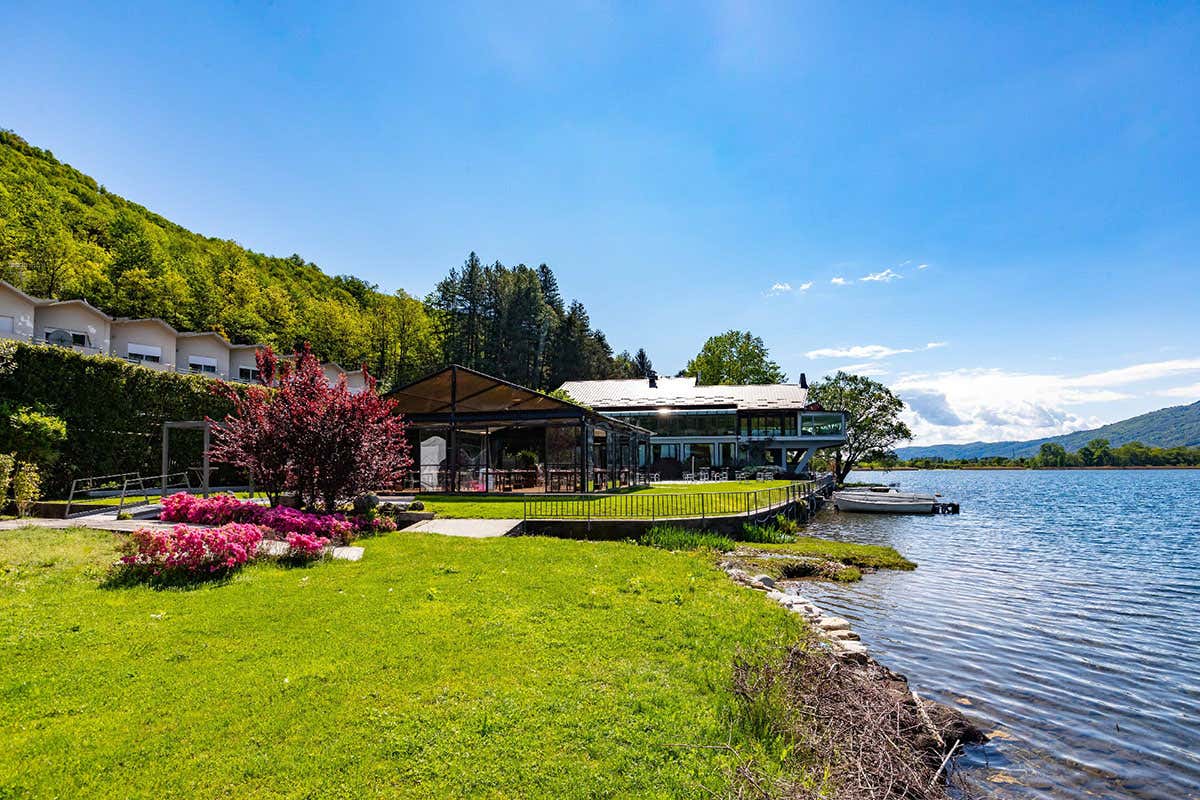Terminato il restyling del giardino del Piccolo Lago trasformato in un magnifico bistrot Il Piccolino di Marco Sacco Bistrot e cocktail bar in riva al lago Terminato il restyling del giardino del Piccolo Lago trasformato in un magnifico bistrot Il Piccolino di Marco Sacco Bistrot e cocktail bar in riva al lago