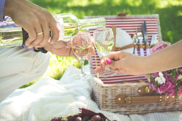 Molto importante per un picnic è la compagnia - Romantico, sfizioso e palstic free Il picnic principe dell'estate lenta