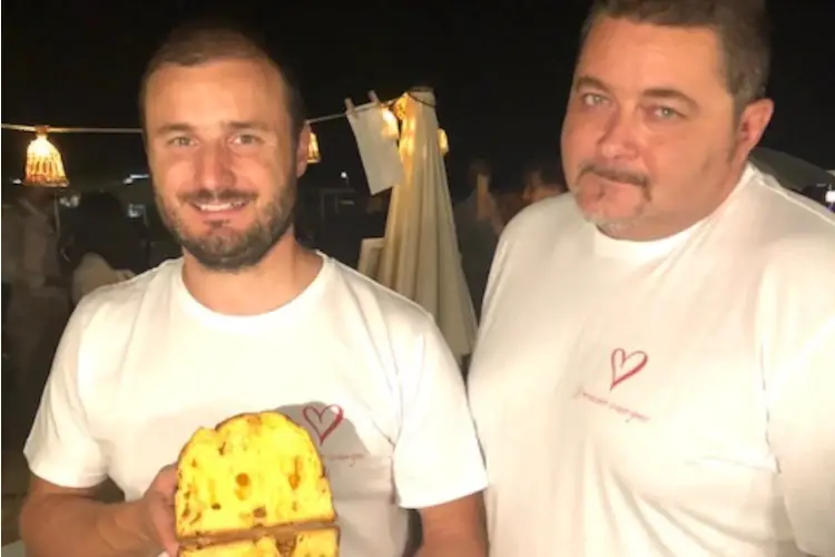 I fratelli Pierozzi, Marco e Leonardo con il loro panettone alla pesca Panettone perfetto per la fine dell&rsquo;estate? Quello alla pesca dei fratelli Pierozzi