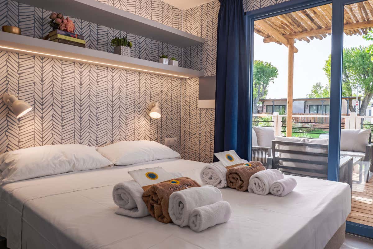 Una delle camere del nuovo Pineta Beach Village Villaggio Pineta di Milano Marittima cambia: nasce il Pineta Beach Village Una delle camere del nuovo Pineta Beach Village Villaggio Pineta di Milano Marittima cambia: nasce il Pineta Beach Village