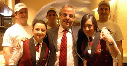Pino Giordano, al centro, con il suo staff