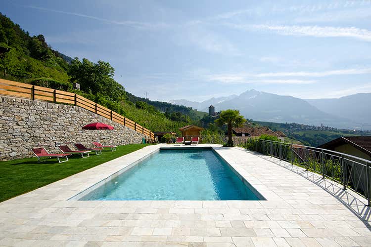 Piscina dell'Hotel Kronsb&uuml;hel Le pi&ugrave; belle piscine tra i vigneti? Tappa in Alto Adige