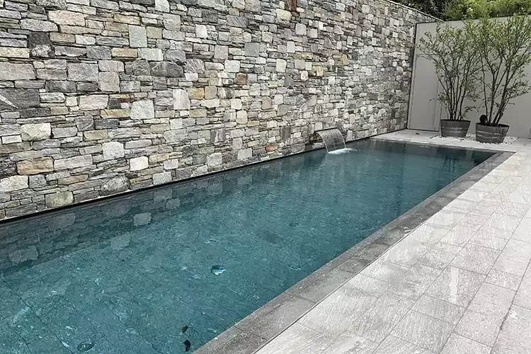 La piscina Casa Fantini, accoglienza su misura Cinque stelle di design e libert&agrave;