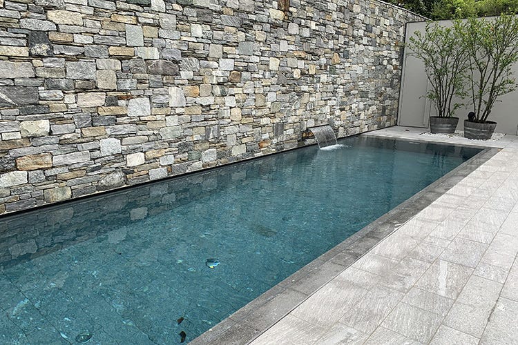 La piscina Casa Fantini, accoglienza su misura Cinque stelle di design e libertà