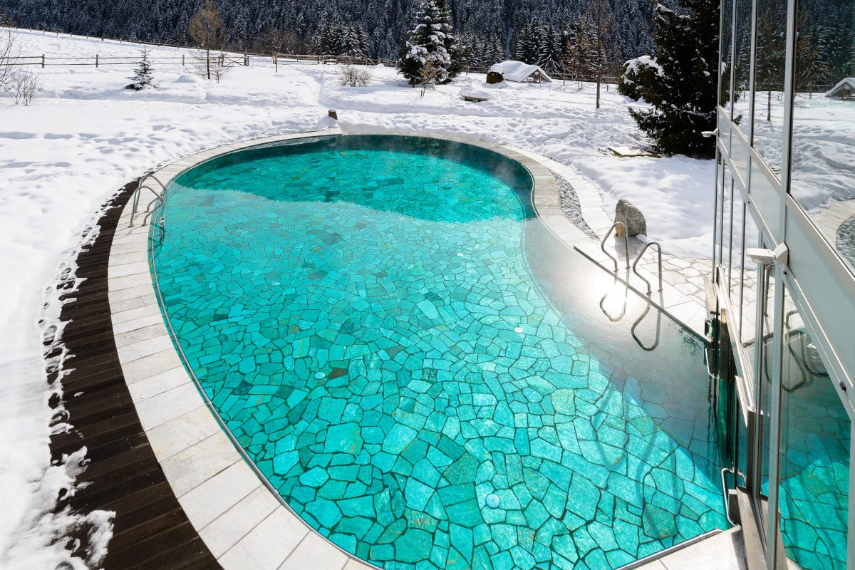 Nella piscina esterna si può nuotare circondati da un giardino ammantato di neve di 45mila mq Piscine aperto