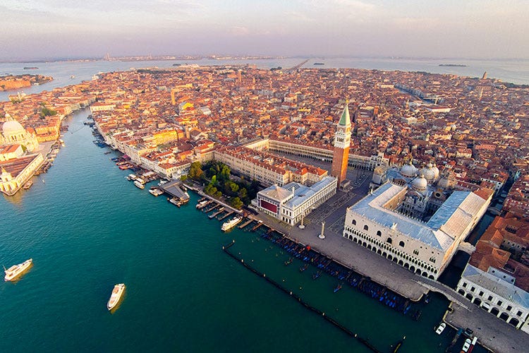 Più che l'acqua potè la fake news 
A Venezia affonda solo il turismo
