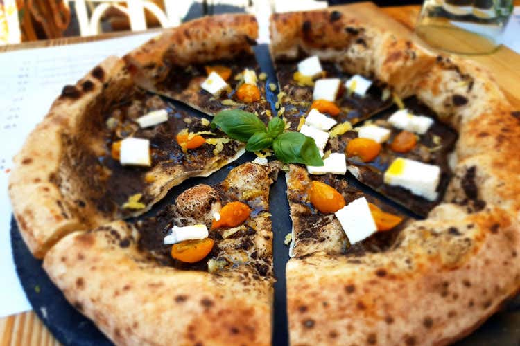 La pizza con la colatura di alici - Il Piennolo adotta i prodotti locali per aiutare il territorio dopo il Covid