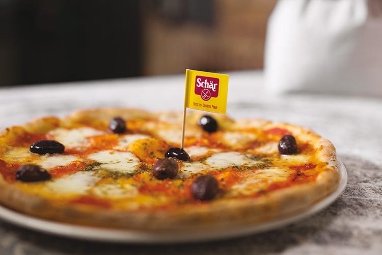 Dr. Schär Foodservice ha sviluppato un assortimento di prodotti dedicati al canale Pizzeria in grado di rispondere ad ogni tipo di esigenza - Pizza Dr. Schär Foodservice Senza glutine, buona e sicura