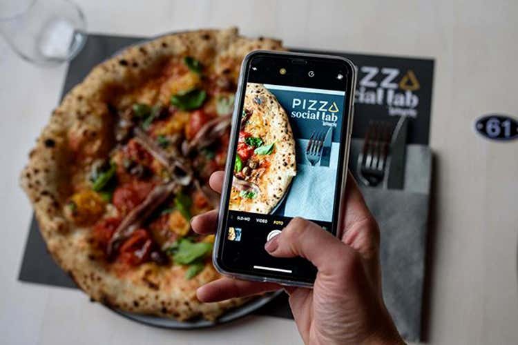 Pizza Social Lab ha aperto a Napoli da poco più di un mese(Pizza Social Lab a Napoli Food pairing con cocktail d'autore) Pizza Social Lab ha aperto a Napoli da poco più di un mese (Pizza Social Lab a Napoli Food pairing con cocktail d'autore)